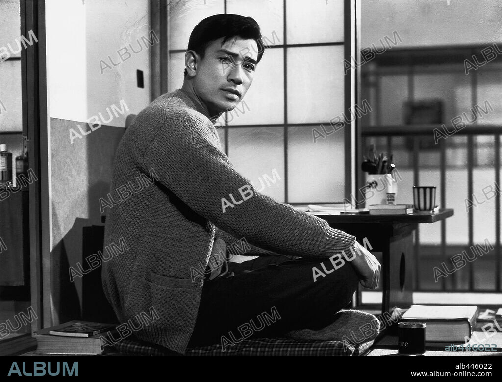 KEIJI SADA en BUENOS DÍAS, 1959 (OHAYO), dirigida por YASUJIRO OZU. Copyright SHOCHIKU FILMS.