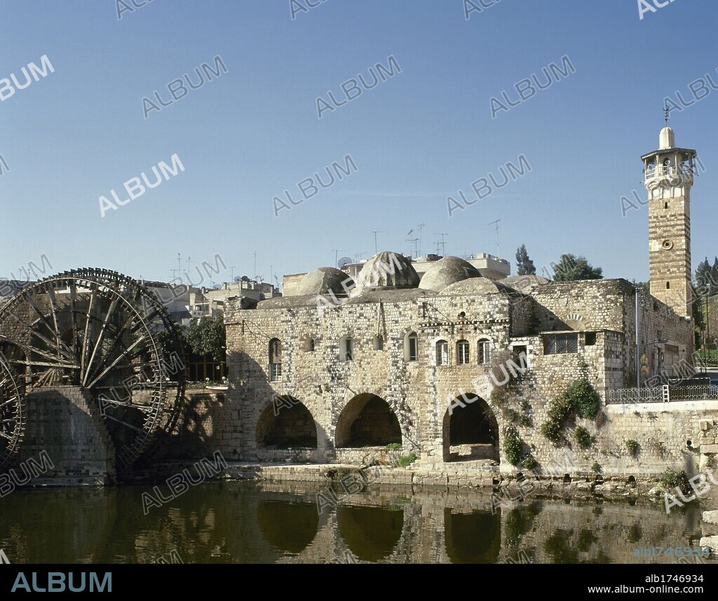 SIRIA. HAMA. Vista general de la MEZQUITA DE AN-NURI, construida en el siglo XII por el tío de Saladino. A su derecha NORIAS de origen medieval, junto al río Orontes.