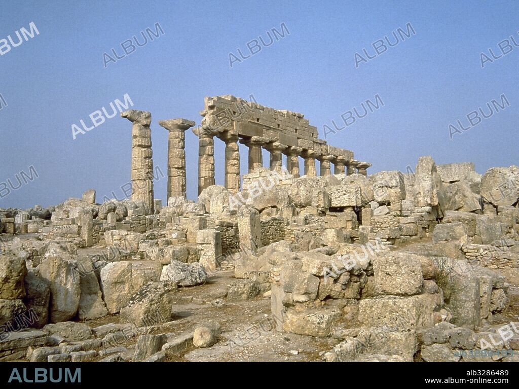 Magna Grecia. Templo C, consagrado a Demeter (siglo VI a. C.). Vista general del templo, de estilo dórico. Fue parcialmente reconstruido en 1925. Acrópolis de Selinunte. Sicilia. Italia.