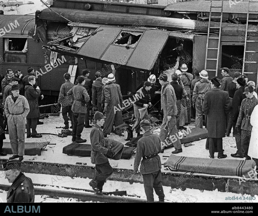 ARKIV SKULTORP 1965-02-20. Räddningspersonal röjer upp och tar hand om döda och skadade människor på olycksplatsen efter att ett snälltåg från Göteborg har kört in i ett persontåg på Skultorps station i Västergötland, 5 km söder om Skövde, 20:e februari 1965. Tio personer avled och ett femtiotal personer fick föras till sjukhus.. Foto: Reportagebild / TT / Kod: 35600.