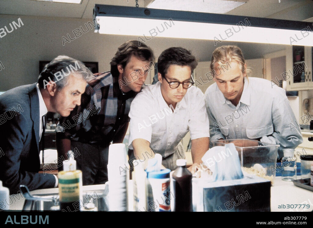 JEFF DANIELS and JULIAN SANDS in ARACHNOPHOBIA, 1990, directed by FRANK MARSHALL. Copyright HOLLYWOOD PICTURES/AMBLIN / NELSON, RALPH.