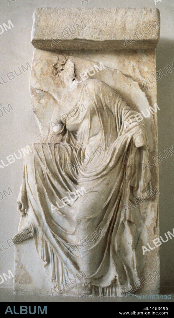 ARTE GRIEGO-EPOCA CLASICA. GRECIA. "NIKE" o "VICTORIA ATANDOSE LAS SANDALIAS". ESCULTURA procedente del parapeto del bastión del Templo de la Victoria sin alas. Obra de FIDIAS (h.490-h.432 aC). Museo de la Acrópolis. Atenas.
