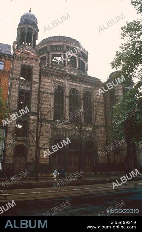 Berlin, Oranienburger Str. Synagogue (built in 1859-66 by Eduard Knoblauch, destroyed in WWII and rebuilt from 1988.). - Exterior view. Photo, c. 1985 (Lothar Peter).