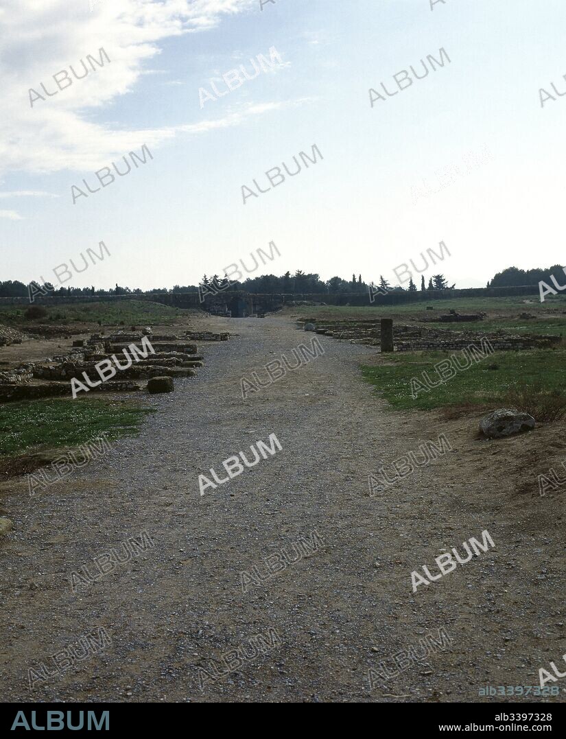 Ciudad Romana de Empúries. Cardo Maximus (siglo I a. C.-II d. C.). Panorámica de la que era una de las dos calles principales que cruzaban la ciudad (Norte-Sur). A ambos lados, restos arqueológicos de locales comerciales. Provincia de Girona. Comarca del Alt Empordà. Cataluña.
