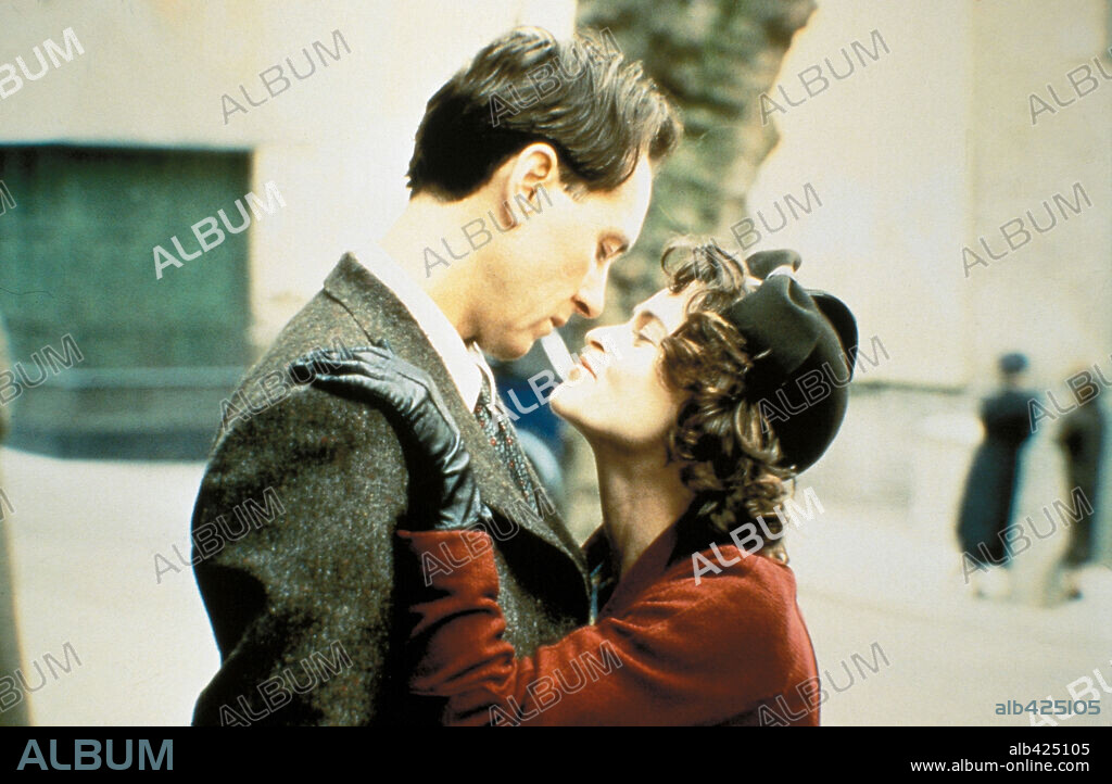 HELENA BONHAM CARTER y RICHARD E. GRANT en UNA GUERRA FELIZ, 1997 (KEEP THE ASPIDISTRA FLYING), dirigida por ROBERT BIERMAN.