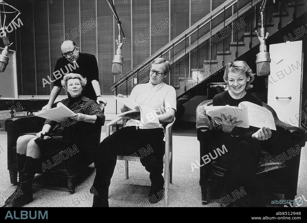 1973.. Orig. bildtext... Bygg dej allt högre boningar 1973 Anm. Skådespelare Studios Manus Regissörer Publ. i boken Hört och sett sid.127 CD345 Publ. i RiR 52/75 persons: MARGARETA BYSTRÖM;JAN MALMSJÖ;BÖRJE MELLVIG;IRMA CHRISTENSSON sites: SVERIGE.