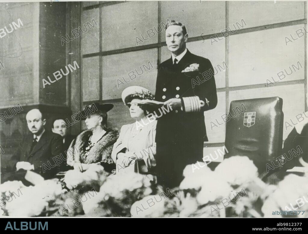16 junio 1946. El Rey de Inglaterra, Jorge VI, pronuncia el discurso de inauguración de la Conferencia de la Universidad Científica del Imperio, acto al que también asiste la Reina.