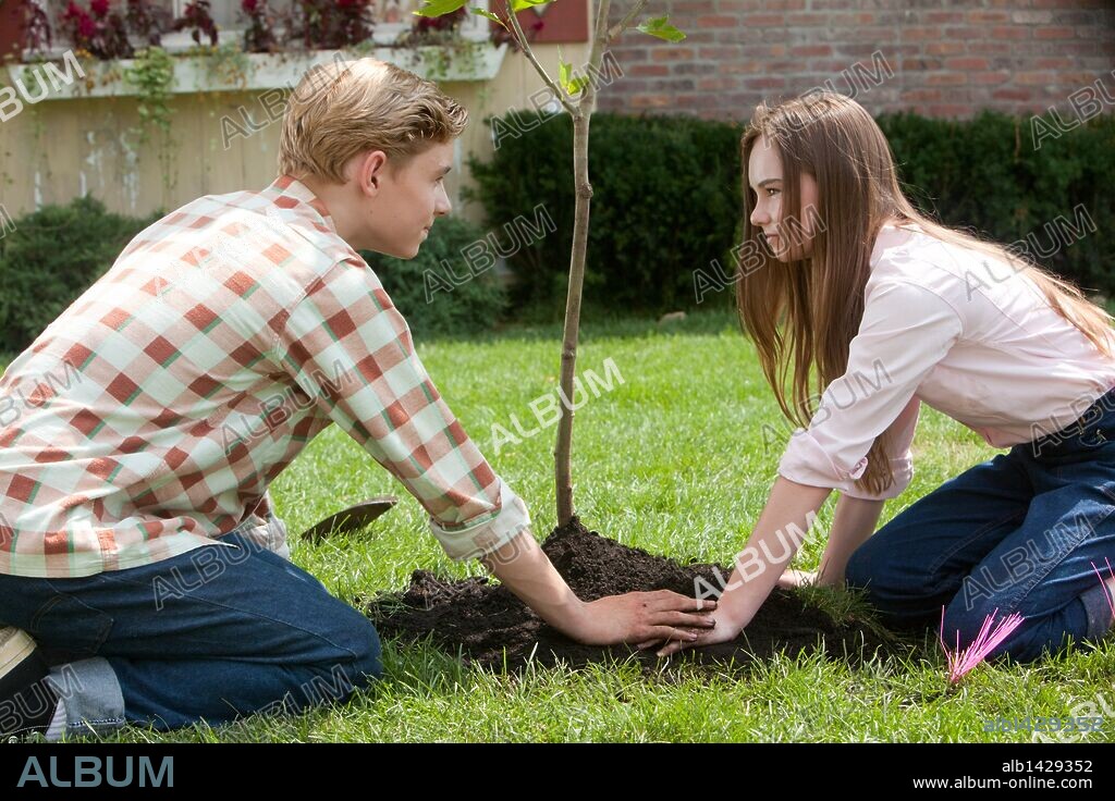 CALLAN MCAULIFFE y MADELINE CARROLL en FLIPPED, 2010, dirigida por ROB REINER. Copyright CASTLE ROCK ENTERTAINMENT / GLASS, BEN.