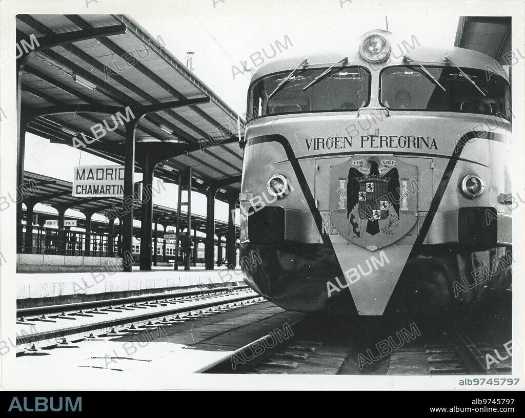Madrid, 04/07/1968. Inauguración del ferrocarril directo Madrid Burgos, en la imagen el tren en la estación de Chamartín.