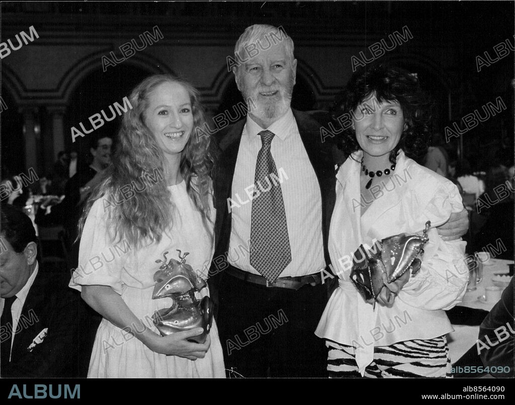 Stockholm 1983-10-31. Malin Ek och Kim Anderzon får dela en Guldbagge för årets Bästa skådespelerska och kramas om av Gunnar Björnstrand. Foto: Magnus Egquist / SvD / TT / kod 12014.