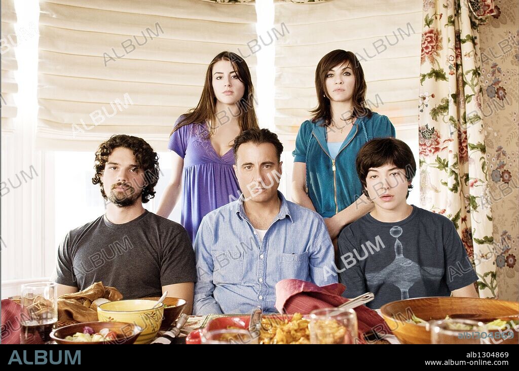 ANDY GARCIA, DOMINIK GARCIA-LORIDO, EZRA MILLER, JULIANNA MARGULIES et STEVEN STRAIT dans CITY ISLAND, 2009, réalisé par RAYMOND DE FELITTA. Copyright CINESON ENTERTAINMENT/MEDICI ENTERTAINMENT.