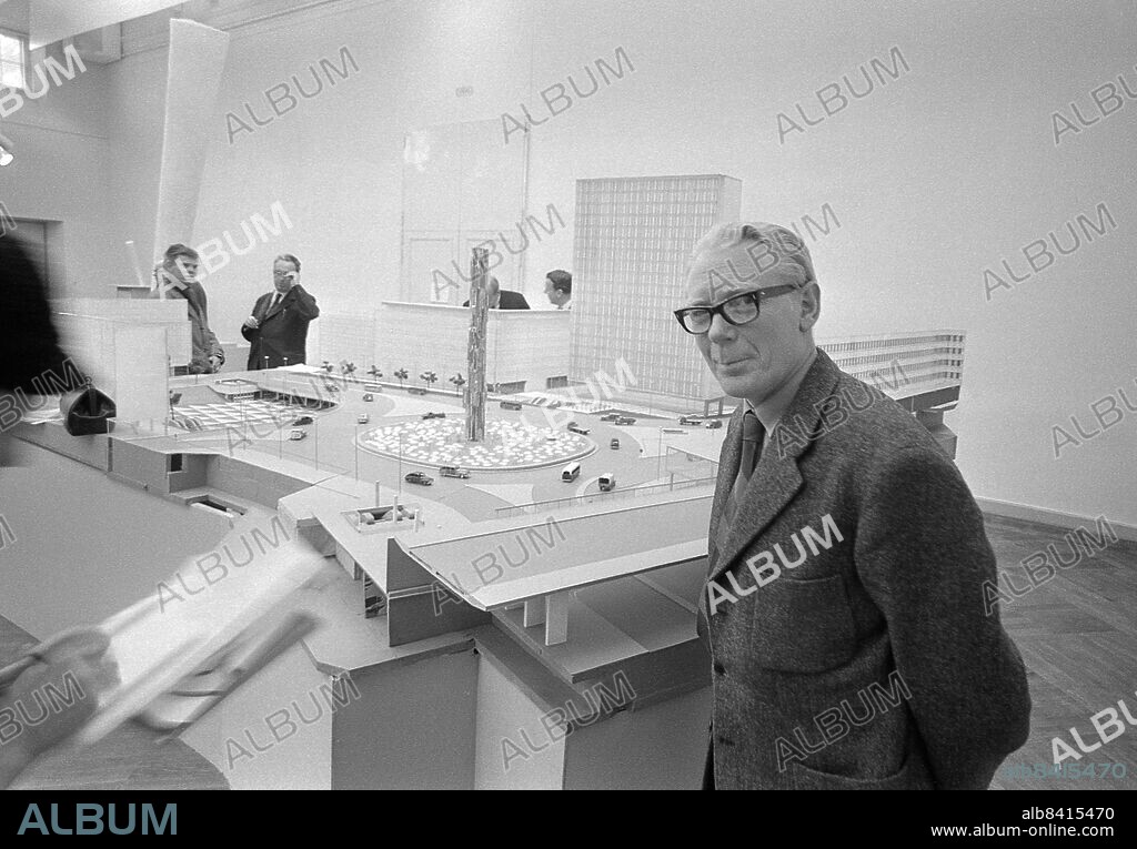 STOCKHOLM 1964-03-06 . Skulptören och glaskonstnären Edvin Öhrström framför modellen till sitt segrande bidrag till tävlingen om utsmyckningen av Sergels torg. Glasobeliskens officiella namn är "Kristall, vertikal accent i glas och stål", i folkmun mer känt som "Pinnen".. Foto: Lasse Olsson / DN / TT Kod: 45. **SvD OUT**.