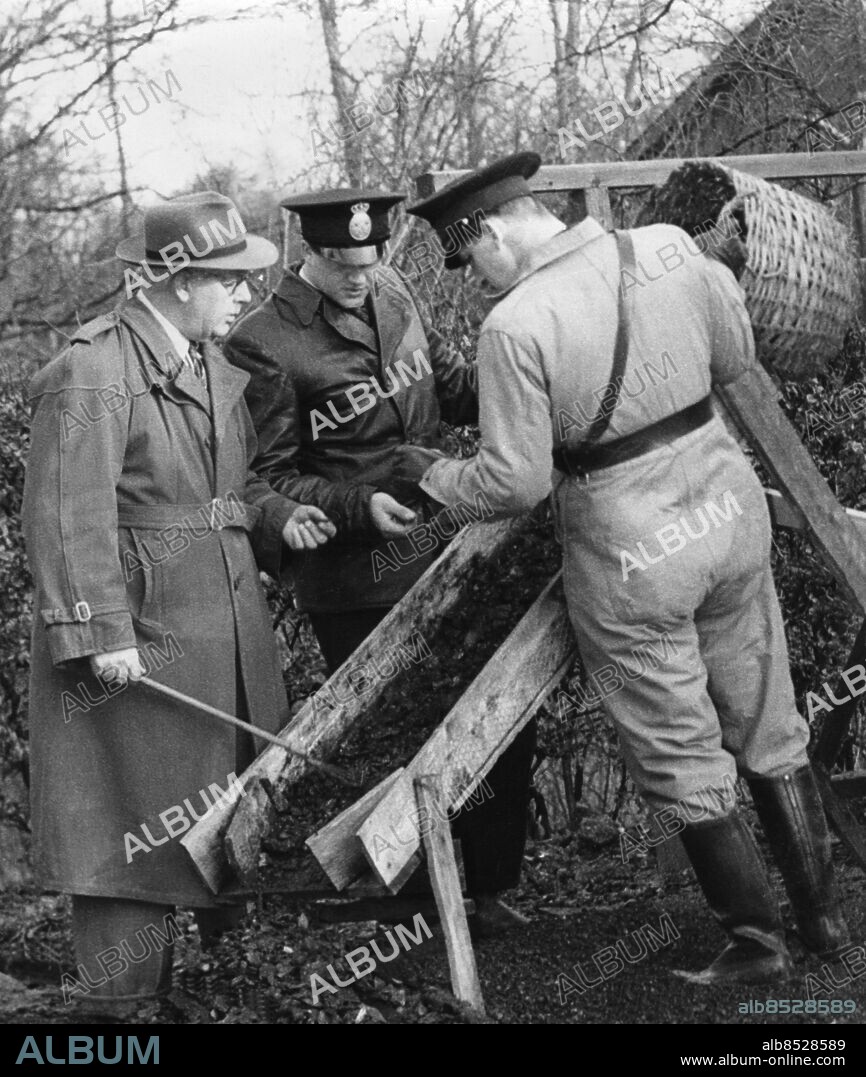 Massmördaren Tore Hedin i Skåne 1951 - 1952.. Mördade rånade rånmördade kvarnägaren Allan Nilsson i Tjörnarp nov 1951.. Här i mitten på bilden hjälper mångmördaren mördaren Tore Hedin själv till med utredningen av mordet. Det mord som han själv begått.. (c) Sydsvenskan / IBL Bildbyrå.