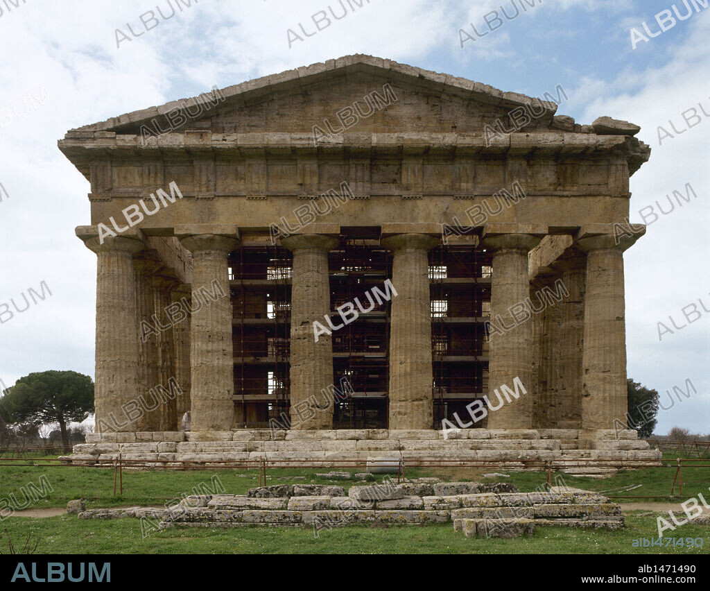 ARTE GRIEGO. MAGNA GRECIA. TEMPLO DE NEPTUNO o POSEIDON. Construido a mediados del s. V a. C. De estilo dórico, tiene unas proporciones de 59,90 x 24,30 m. Vista de uno de sus FRENTES donde se levantan 6 columnas que sustentan el arquitrabe y el frontón triangular. PAESTUM. Provincia de Salerno. Campania. Sur de Italia. Europa.