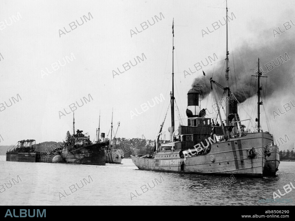 Stockholm 1941-11-25. Efter bärgningen bogserades jagaren Göteborg till Finnboda varv av bärgningsfartygen Neptun och Hermes. 33 man omkom på Hårsfjärden då de tre jagarna Klas Uggla, Klas Horn och Göteborg brinner efter en explosion ombord. Foto: Pressens Bild / TT / kod 190.