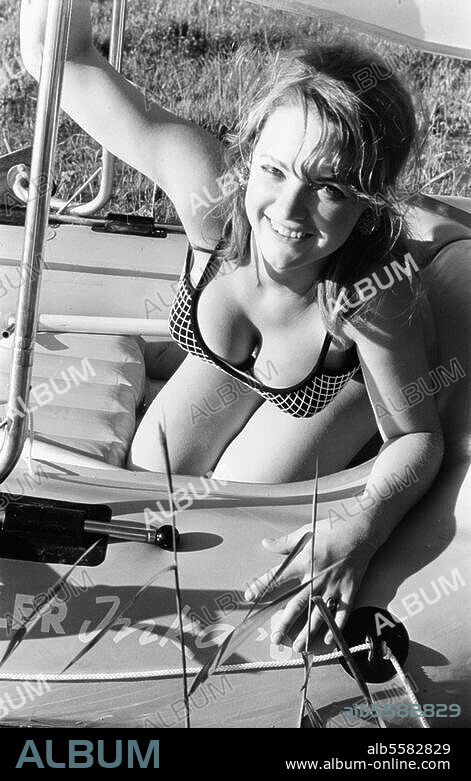 Erotik:. Schönheiten. Junges Fotomodell im Bikini posiert in einem Schlauchboot. Foto (Werbeaufnahme?), Juni 1967.