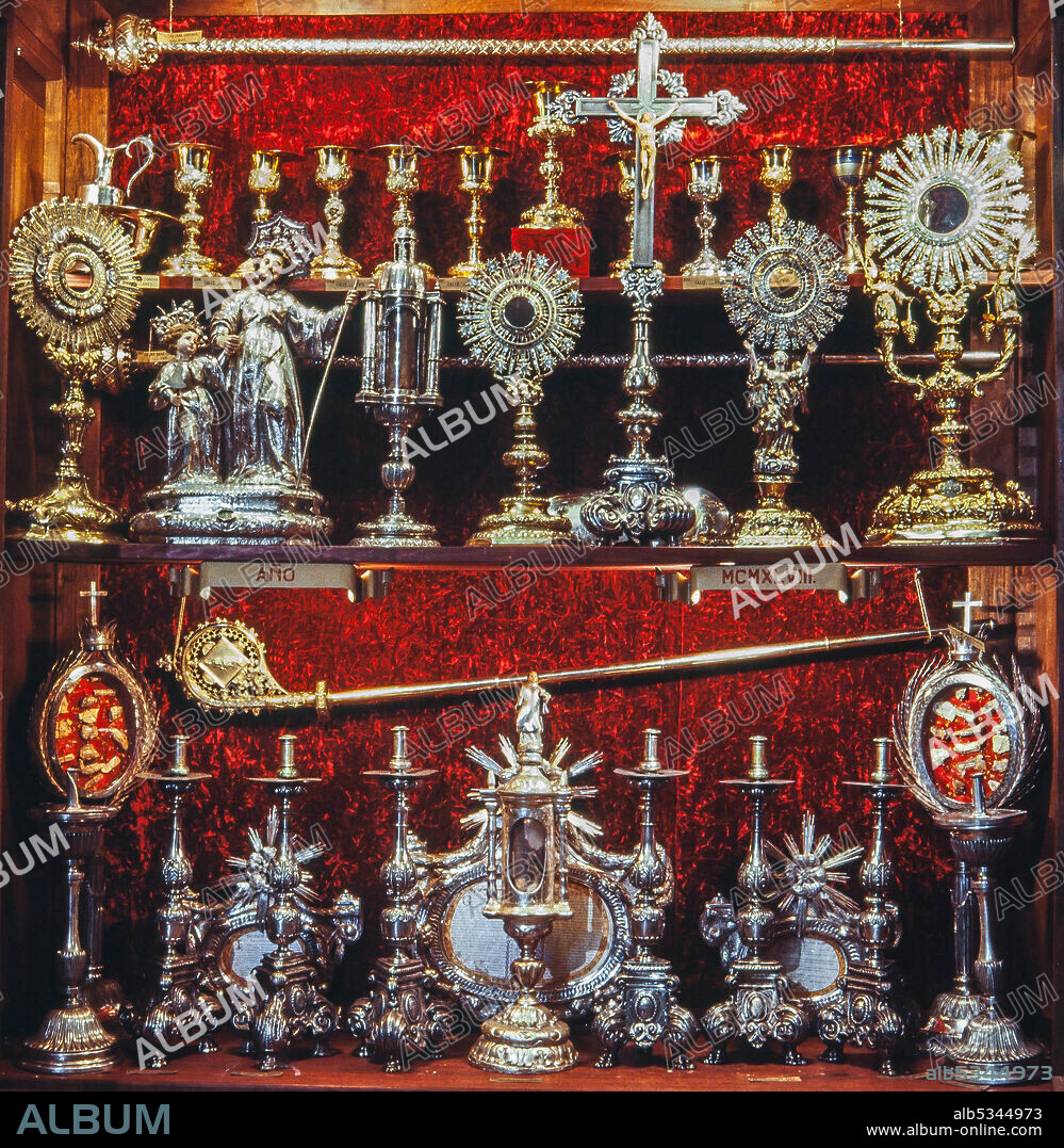 Vitrina del Museu Tresor parroquial de la iglesia de Sant Esteve de Olot. Fotografía del año 1980.