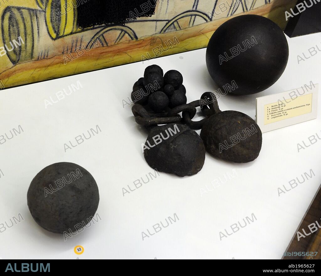HISTORIA. ARMAMENTO. EDAD MODERNA. ARTILLERIA. PROYECTILES. Bala rasa o bala de hierro, bala encadenada para destruir aparejos y bolaño de piedra. S. XVI. Museo de Historia y la Navegación. Riga. Letonia.