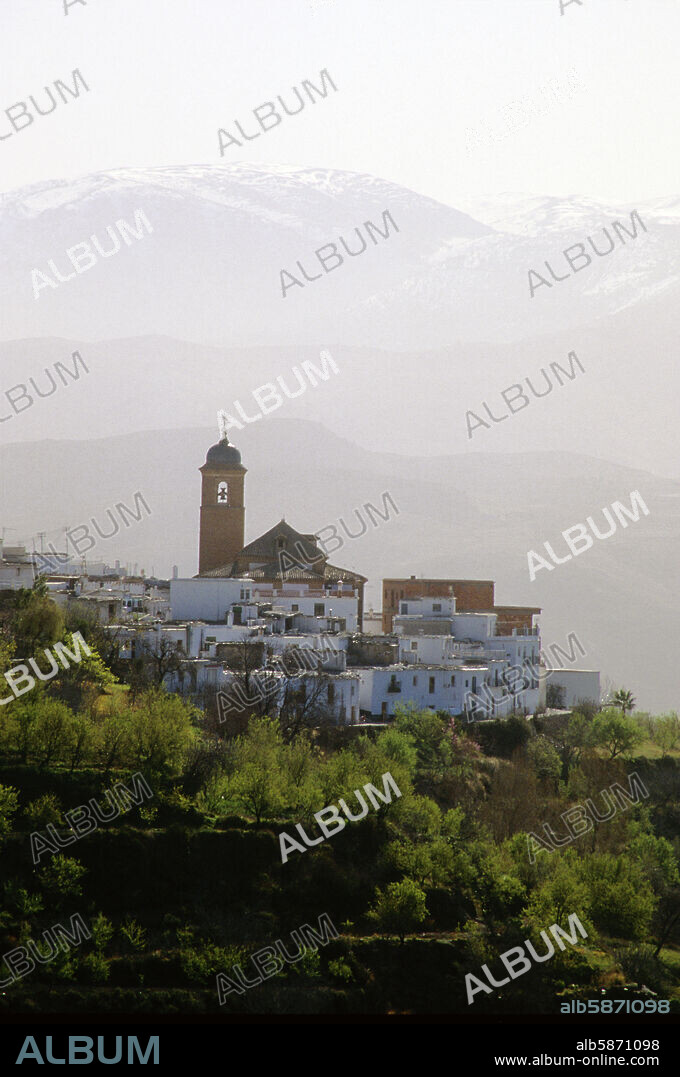 Laroles, vista del pueblo y montañas (Alta Alpujarra /Sierra Nevada).