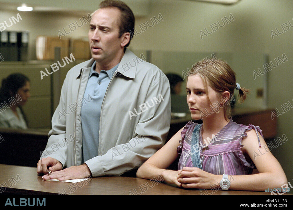 ALISON LOHMAN and NICOLAS CAGE in MATCHSTICK MEN, 2003, directed by RIDLEY SCOTT. Copyright WARNER BROS. PICTURES.