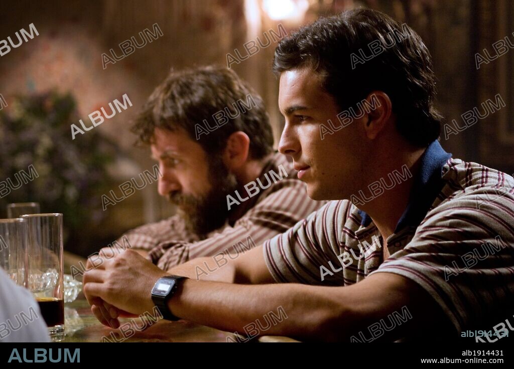 ANTONIO DE LA TORRE y MARIO CASAS en GRUPO 7, 2012, dirigida por ALBERTO RODRIGUEZ. Copyright ATIPICA FILMS / VERGNE, JULIO.