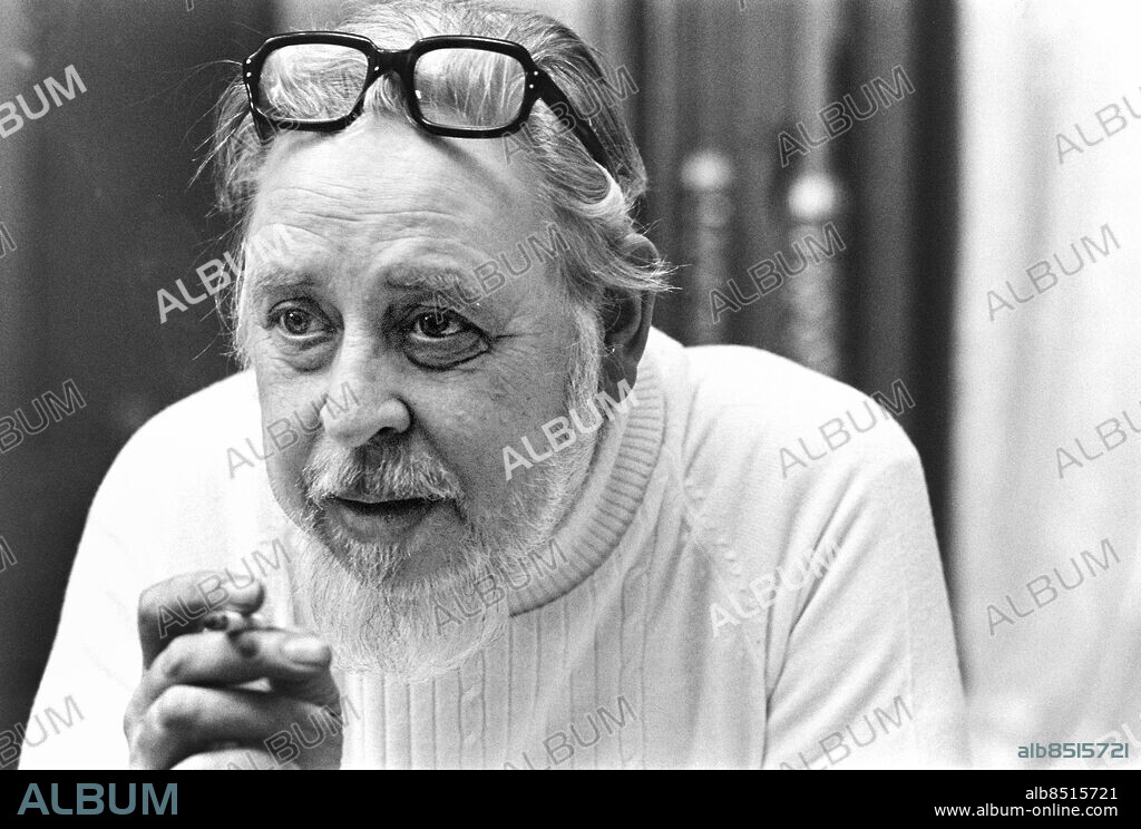 1970-02-17.. JORDENS ORO VIKER. TV-film om Johan Olof Wallin - psalmdiktaren, med manus och regi av Rune Lindström.. Sänt första gången 1970-11-29.. Här ses Rune Lindström, författare och skådespelare.. Foto: Bo-Aje Mellin / RiR / SVT / Kod: 5600. Reportage publ. i RiR 49/70 sid. 35.. RiR 19754 sv/v neg  . Mustascher Skägg.