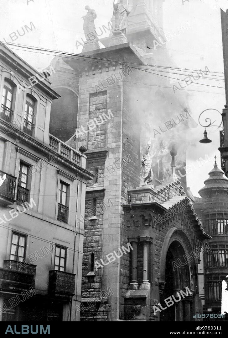 Gijón (Asturias), 15/12/1930. Disturbios en Gijón. Incendio de la iglesia de los jesuitas.