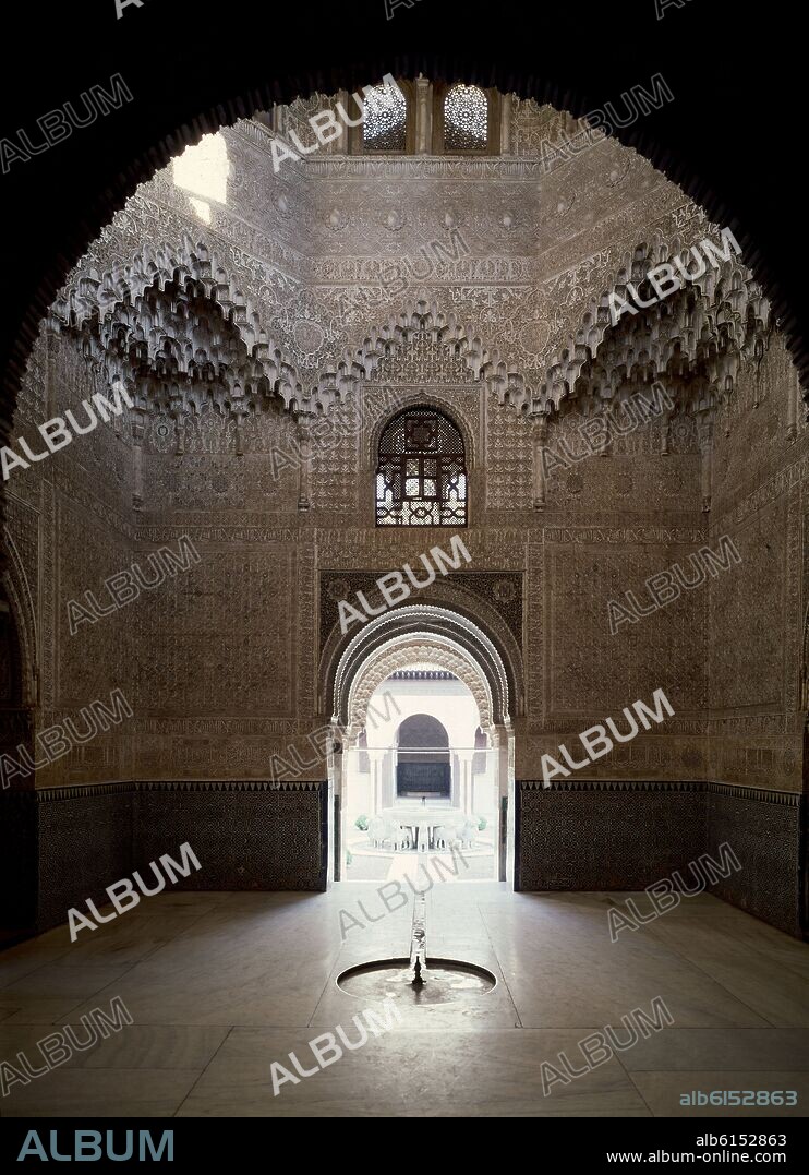 SALA DOS HERMANAS - TESTERO HACIA EL PATIO DE LOS LEONES - SIGLO XIV - ARQUITECTURA HISPANOMUSULMANA- EPOCA DE MUHAMMAD V 1354/58.