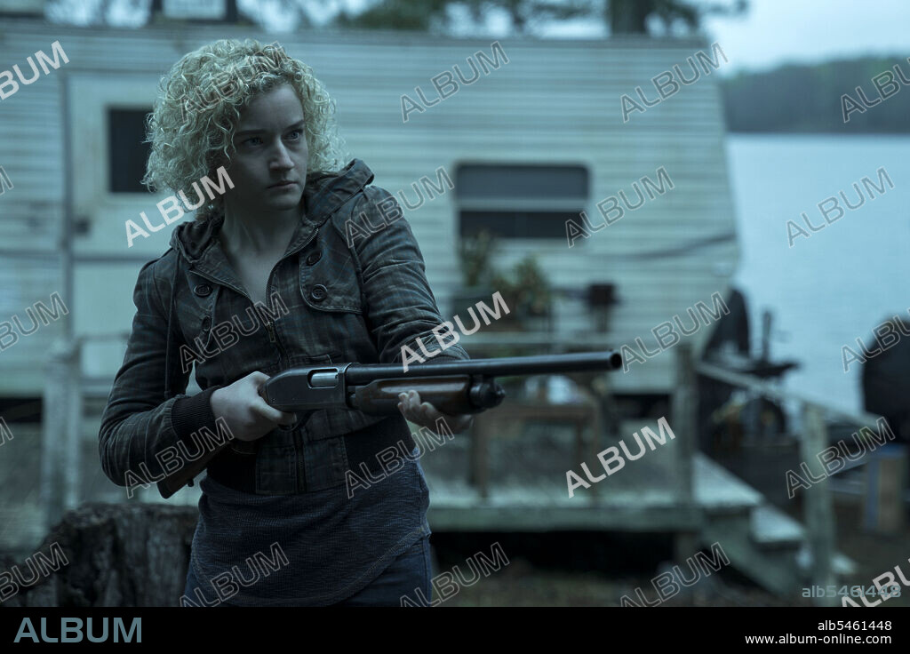JULIA GARNER in OZARK, 2017, directed by BILL DUBUQE and MARK WILLIAMS. Copyright MEDIA RIGHTS CAPITAL.