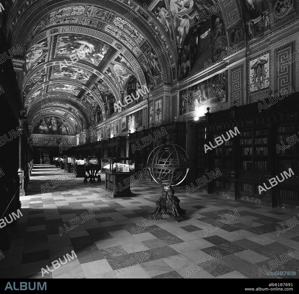 BIBLIOTECA DEL MONASTERIO - ESFERA ARMILAR Y TECHO CON FRESCOS DE PELLEGRINO TIBALDI - FOTOGRAFIA EN BLANCO Y NEGRO - AÑOS 60.