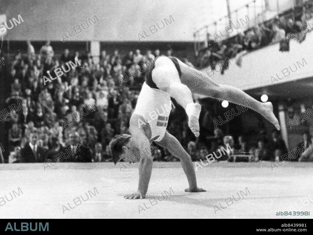 FINLAND HELSINGFORS 1952-07-21.. William Thoresson, Sverige, tävlar i fristående gymnastik vid de olympiska sommarspelen 1952, där han tog guld.. Foto: Olympia Photos / AB Text & Bilder / SVT / Kod: 5600. Finsk och engelsk originalbildtext.. Mapp: Gymnastik i H-fors-OS 1952: Svenskarna (Damer + herrar) I:287N. Balans.