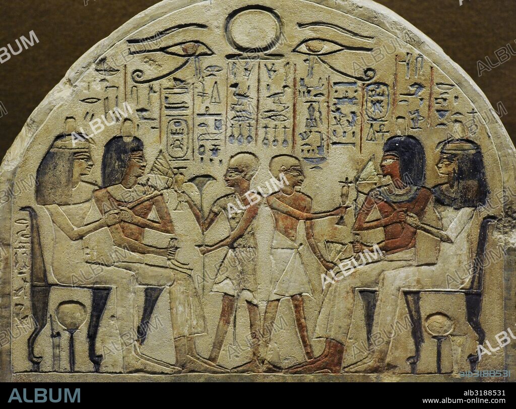 ARTE EGIPCIO. EGIPTO. Estela funeraria policromada y dividida en dos franjas. Pieza procedente de la ciudad de Tebas. Siglo XV a. C. Imperio Nuevo. Piedra Caliza. Detalle superior. The State Hermitage Museum. San Petersburgo. Rusia.