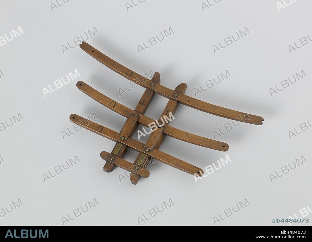 Model of Main Topmast Crosstrees, Model of big burr seedlings. Model of a bramble shed, consisting of three cross shots lying on two longitudinal shots, with the calves between the front two cross shots, the longitudinal seams are still connected from the front by a crossbar., anonymous, Netherlands, c. 1850, wood (plant material), brass (alloy), h 1 cm × w 19 cm × d 10.8 cm.