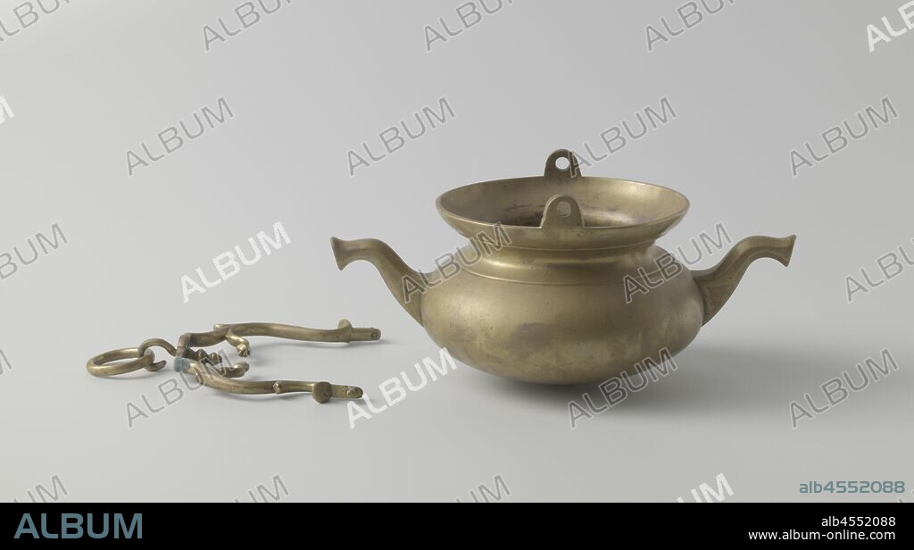 Lavabo, The object is composed of the following cast parts: the kettle, the handle, the hook, the ring. The cauldron has a flat convex shape, a concave neck and a convex-widening collar. The two swiveled octagonal spouts are placed in line with each other. Perpendicular thereto are the top-round attachments on the horizontal-flat edge of the boiler. The handle bends inwards and outwards and has a straight section at the top, with a round widening in the middle, with an opening. It is decorated with curls, two of which end in bird heads. Pins are provided in its two vertical ends to allow the kettle to be attached to the handle. The hook, which is arranged at the top of the opening of the handle, is provided with a button, which is made up of three sections. The hook includes the hanging ring. At the bottom of the boiler is in the middle the ball-shaped cast plug, which has a center point in the middle., anonymous, Morteau, 1800 - 1900, brass (alloy), founding, h 12.2 cm h 32.7 cm d 19 cm l 31.3 cm.