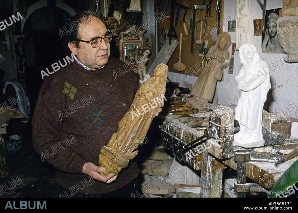 taller de escultor de imagenes religiosas (Camino de Santiago).