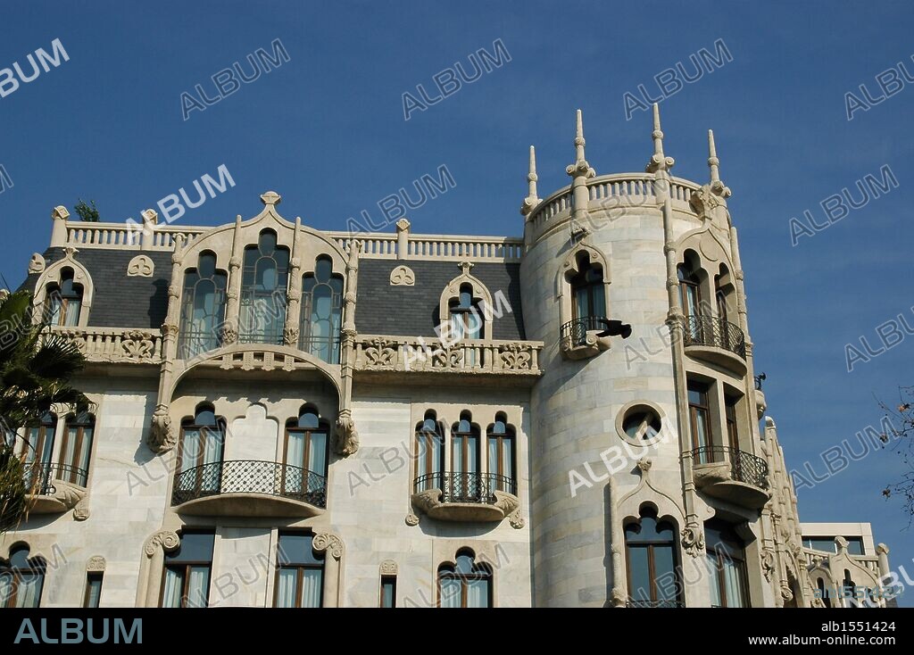 ARTE S. XIX. MODERNISMO. ESPAÑA. DOMENECH I MONTANER, Lluís (Barcelona, 1850-1923) Arquitecto catalán. CASA FUSTER (1908-1911). Edificio modernista ubicado en el Paseo de Gracia, 132. Convertido en hotel de cinco estrellas. Vista parcial de la FACHADA. BARCELONA. Cataluña.