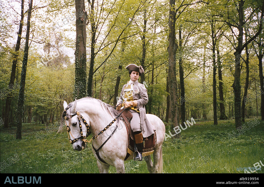 KG. LUDWIG XVI and JASON SCHWARTZMAN. JASON SCHWARTZMAN in MARIE ANTOINETTE, 2006, directed by SOFIA COPPOLA. Copyright COLUMBIA PICTURES CORPORATION/AMERICAN ZOETROPE.