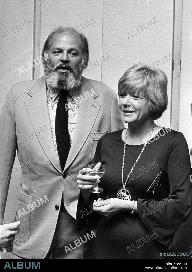ARKIV 19751013. Beppe Wolgers med frugan Kerstin. Nu skall hon dra igång ett museum för sin "Beppe". Foto: Olle Wester Code: 44. COPYRIGHT SCANPIX SWEDEN.