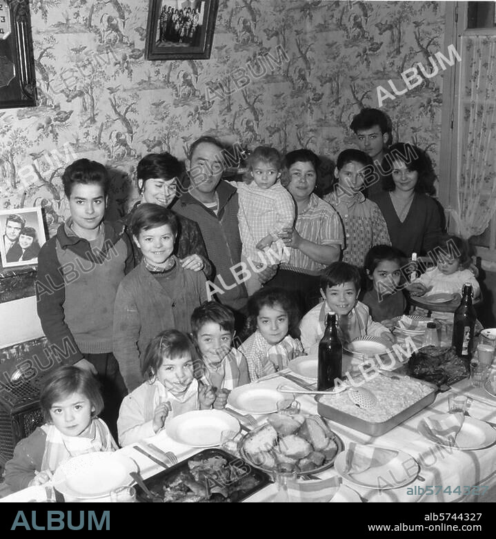 Famille:. Parents et enfants. Le couple Gosset et 14 de leurs 21 enfants dans leur maison de Caen en Normandie. Photo, 1963.