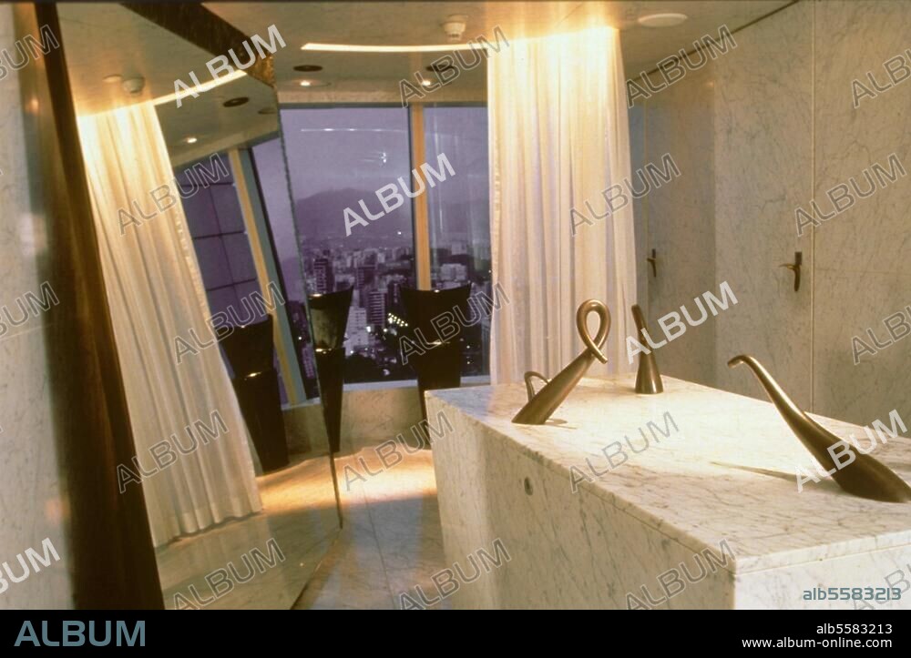 Hongkong / Hong Kong (China, 1843-1997 britische Kronkolonie), Peninsula Hotel (1925 eröffnet). Innenansicht, Diskothek Felix in der 29. Etage (Design: Philippe Starck, 1993-95): "Men's Room" (Herrentoilette). Foto, undat.
