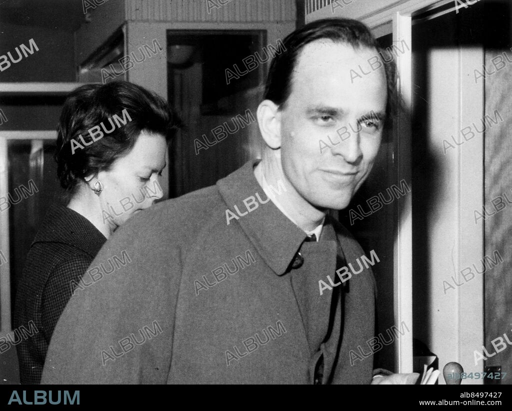 Regissören Ingmar Bergman med dåvarande hustrun och pianisten. Käbi Laretei på Bulltofta flygplats i Malmö maj 1959. Bergman Ingmar regissör Sit Familjen 1959 /. Laretei Käbi musik pianist Sit. (c) Sydsvenskan / IBL.