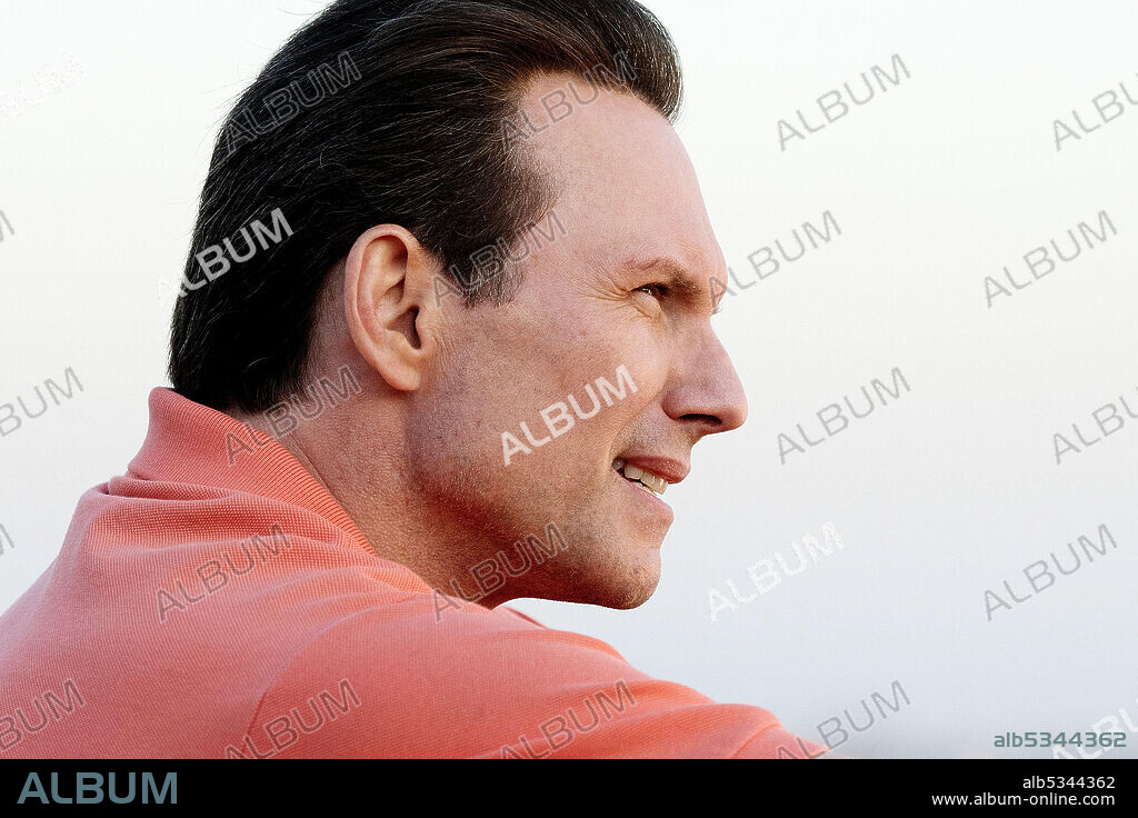 CHRISTIAN SLATER en DIRTY JOHN, 2020, dirigida por KAT CANDLER. Copyright ATLAS ENTERTAINMENT.
