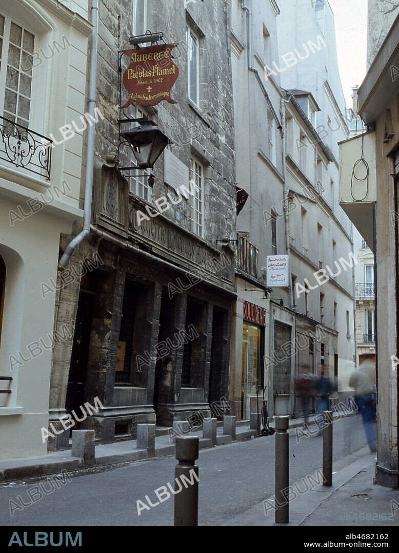 Maison de Nicolas FLAMEL (1330-1418), 51 rue de Montmorency, Paris 3eme. Construite en 1407, donee par Nicolas FLAMEL a l'eglise St Jacques de la Boucherie pour y loger des pauvres. Il s'agit de la 2eme plus ancienne maison de Paris. Credit : JEAN VIGNE / KHARBINE-TAPABOR.