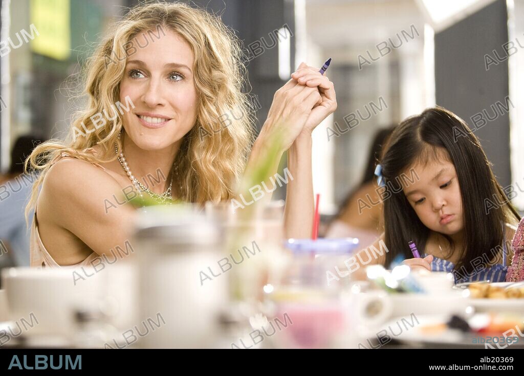 ALEXANDRA FONG y SARAH JESSICA PARKER en SEXO EN NUEVA YORK: LA PELICULA, 2008 (SEX AND THE CITY: THE MOVIE), dirigida por MICHAEL PATRICK KING. Copyright DARREN STAR PROD./HBO FILMS/NEW LINE CINEMA / BLANKENHORN, CRAIG.