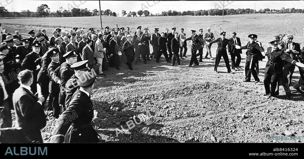 19640625 - Nikita Chrusjtjov på Sverigebesök. Svensk polis slog en ring runt den sovjetiske regeringschefen under vandringen på åkrarna vid Harpsund. Foto: Olle Seijbold kod 51 . COPYRIGHT PRESSENS BILD.