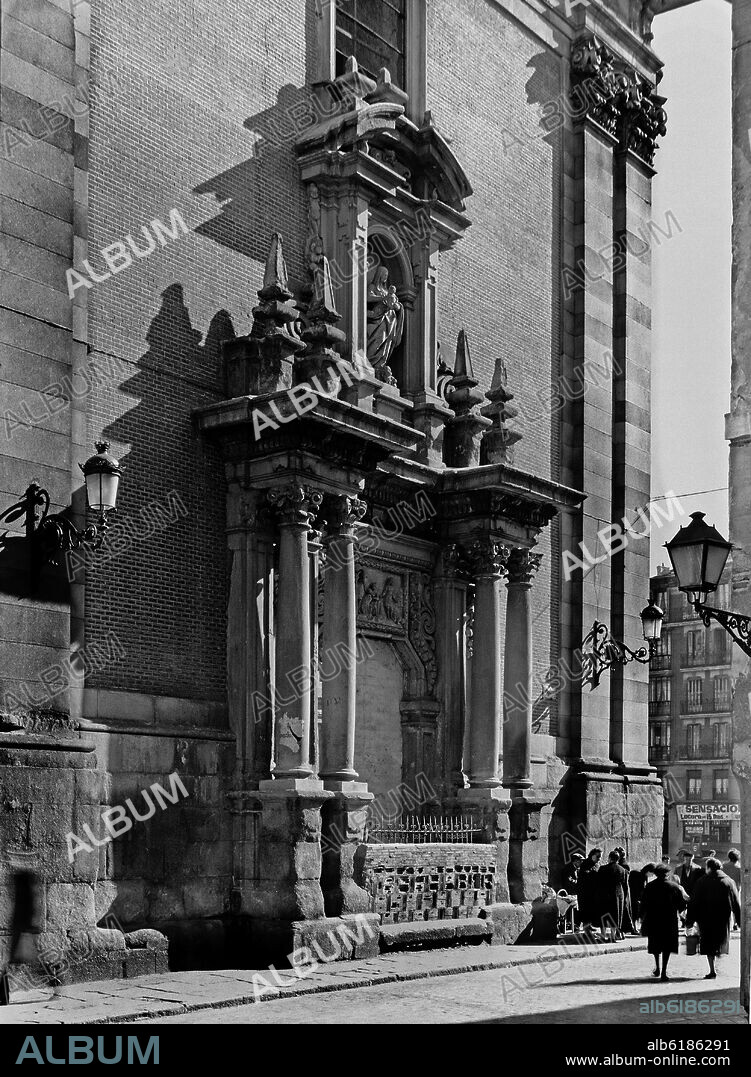 JUAN DE LOBERA (1620-1981). PORTADA LATERAL DE LA CAPILLA DE SAN ISIDRO EN LA IGLESIA DE SAN ANDRES - SIGLO XVII - BARROCO ESPAÑOL - FOTOGRAFIA EN BLANCO Y NEGRO -.