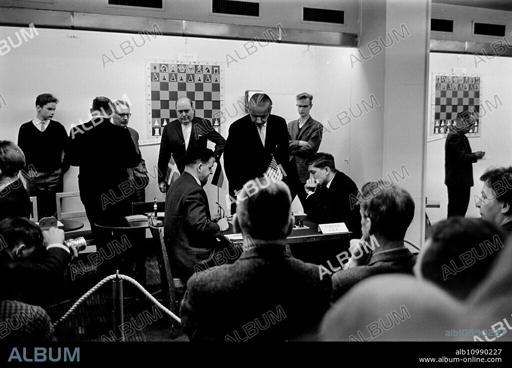 STOCKHOLM 1962-01-30. Amerikanske schackspelaren Bobby Fischer (tv) i ett schackparti omgiven av åskådare under den interzonala schackturneringen i Stockholm, Sverige 27:e januari 1962. ----. American chess player Bobby Fischer (R) in a chess game surrounded by spectators during the interzonal chess tournament in Stockholm, Sweden January 27, 1962. Photo: Roland Jansson / Dagens Nyheter / TT / Code: 29. ***SvD OUT***.