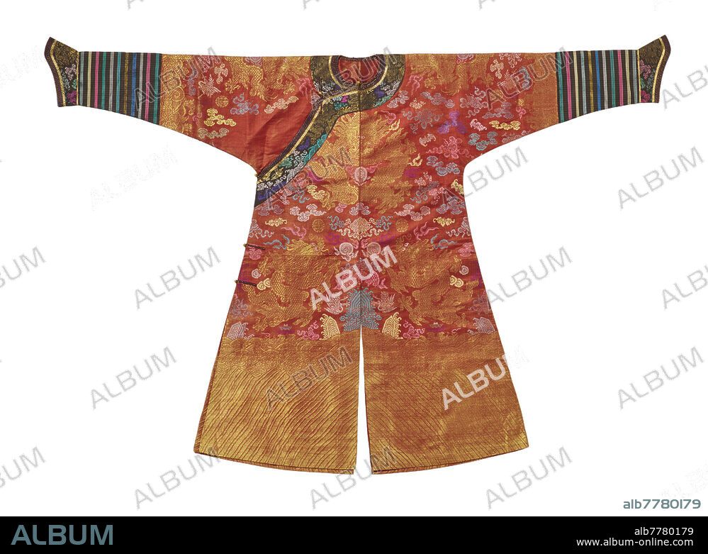 SEMI FORMAL DRAGON ROBE (JI FU).<br><br>China. Qing dynasty (1644-1911). Ca. 1900. Art trade, Van Ham.