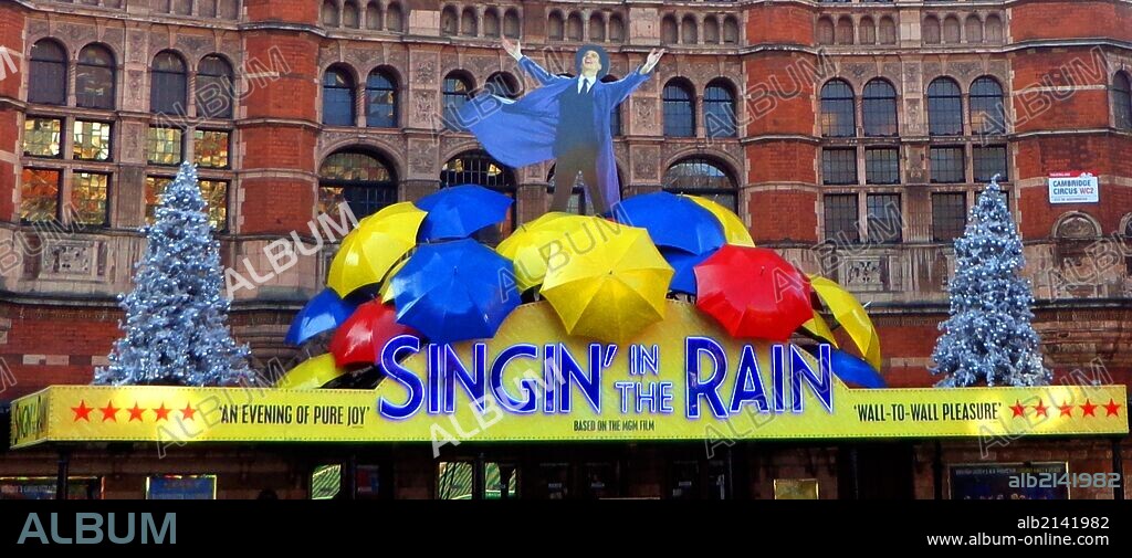 Palace Theatre located at Cambridge Circus, Shaftesbury Avenue, London. Photographed during production run of theatre adaptation for 'Singin' In The Rain', hit musical. (Photo by: Universal History Archive/UIG via Getty Images).