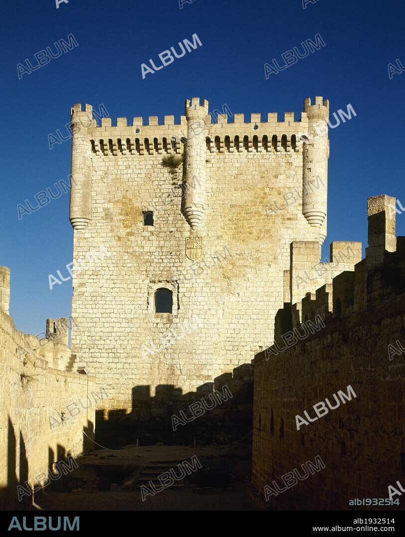CASTILLA-LEON. PEÑAFIEL. Vista de la TORRE DEL HOMENAJE (siglo XIII) del CASTILLO, fundado en el siglo X por el conde Laín Calvo. En él residió el poeta don Juan Manuel. Declarado Monumento Nacional en el año 1917. Provincia de Valladolid. España.